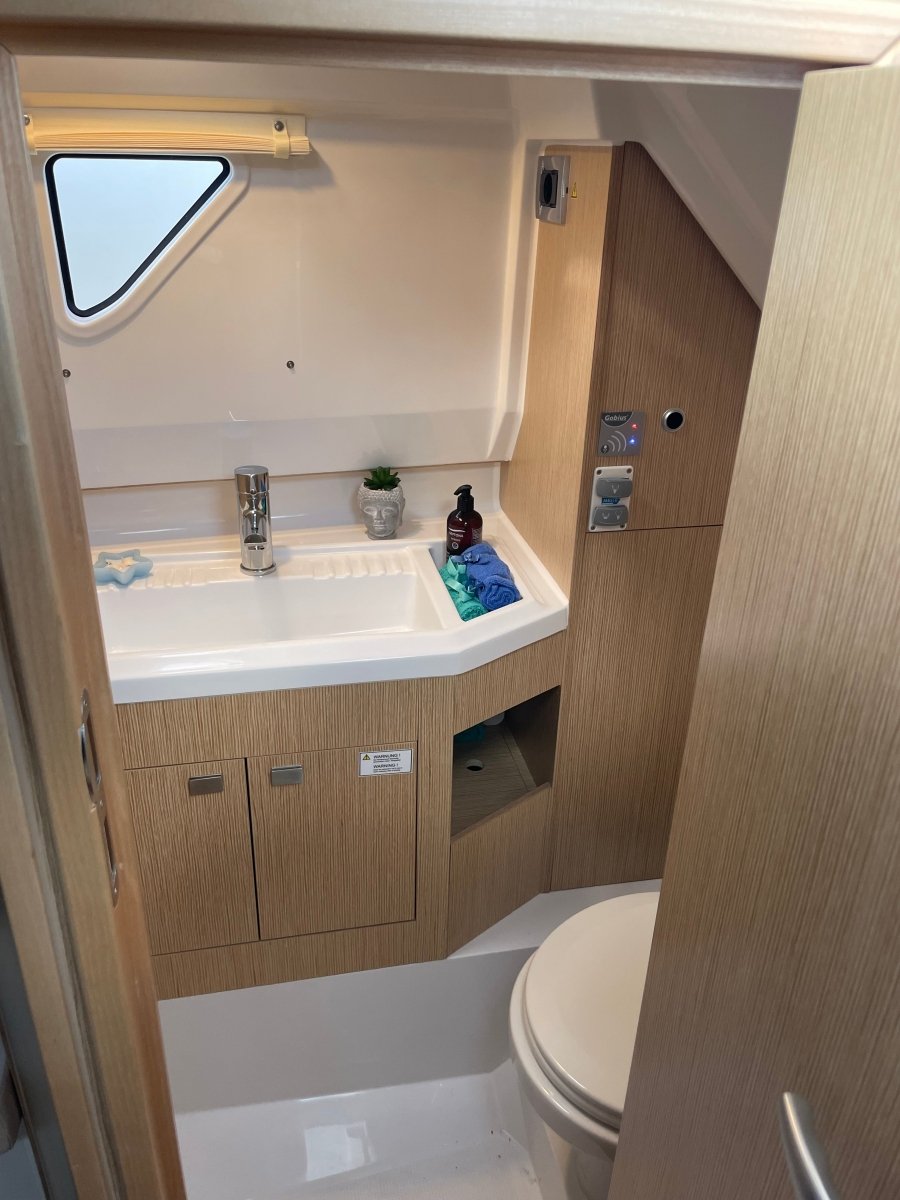 Ryck 280 "Adriana" - Pelagos Cruises - zakynthos yacht rental - private boat tours - yacht zakynthos - inside bath